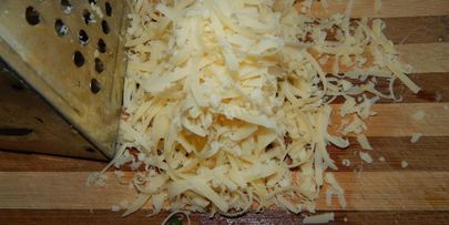 рулет из слоеного теста с сыром