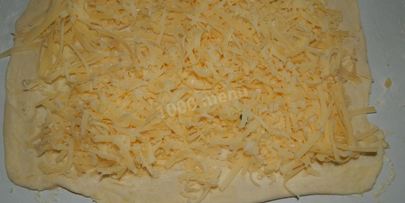 рулет из слоеного теста с сыром