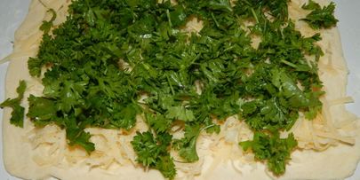 рулет из слоеного теста с сыром