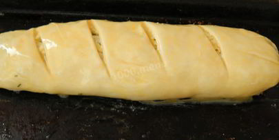 рулет из слоеного теста с сыром