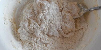 рулет из слоеного теста с сыром