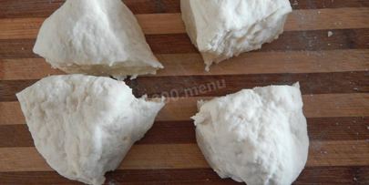 рулет из слоеного теста с сыром