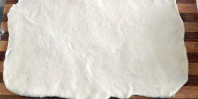 рулет из слоеного теста с сыром