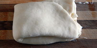 рулет из слоеного теста с сыром