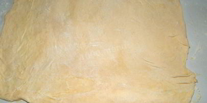 рулет из слоеного теста с сыром