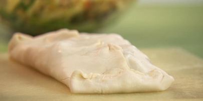 рулет из слоеного теста с жареным картофелем