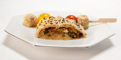 рулет из слоеного теста с жареным картофелем