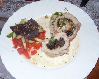 Рулет из свинины с черносливом и шафраном