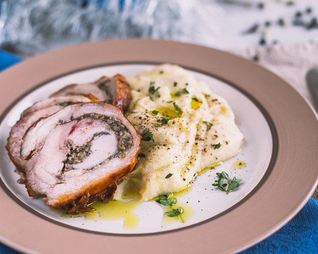 Рулет из свинины с грибной начинкой