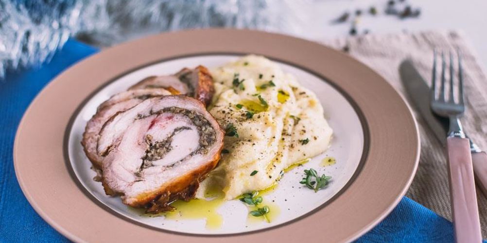 Рецепт рулет из свинины с грибной начинкой