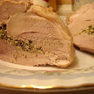 Рулет из свинины с укропом
