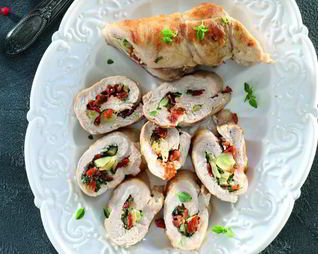 Рулет из свиного карбонада с печеным чесноком