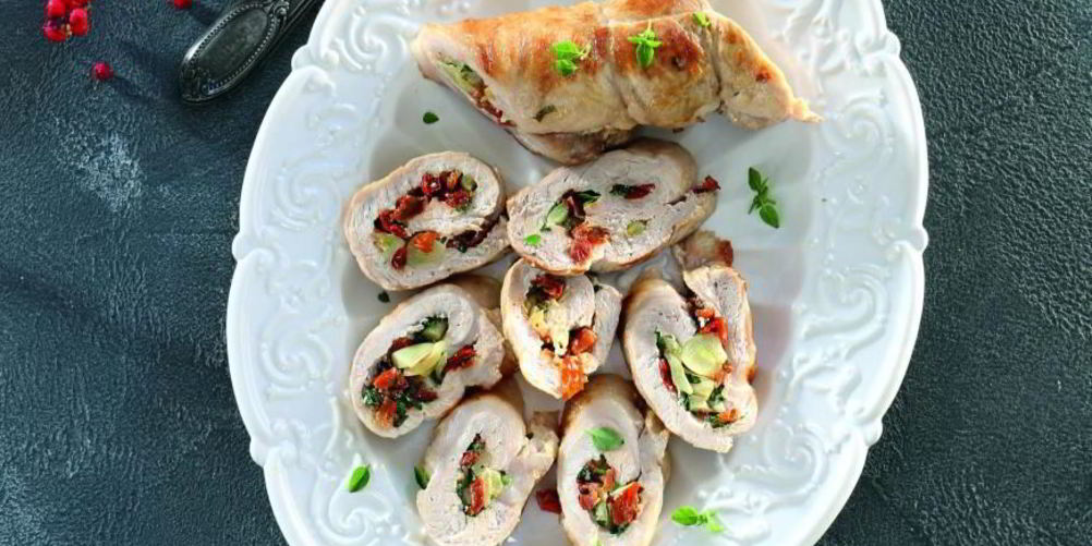 Рецепт рулет из свиного карбонада с печеным чесноком