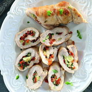 Рулет из свиного карбонада с печеным чесноком