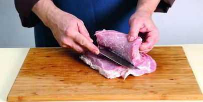 рулет из свиного карбонада с печеным чесноком