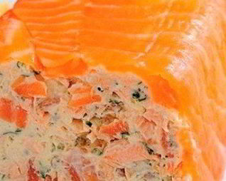 Рулет из творожного сыра и лосося