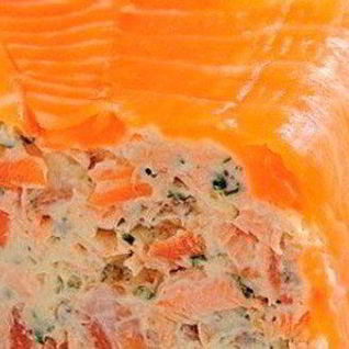 Рулет из творожного сыра и лосося