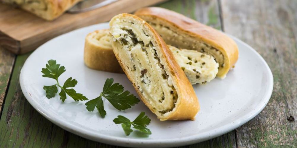 Рецепт рулет из творожного теста с брынзой и зеленью