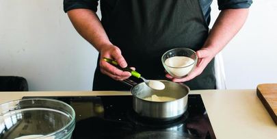 рулет из творожного теста с брынзой и зеленью