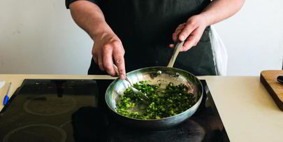 рулет из творожного теста с брынзой и зеленью