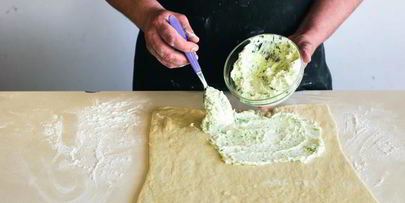 рулет из творожного теста с брынзой и зеленью