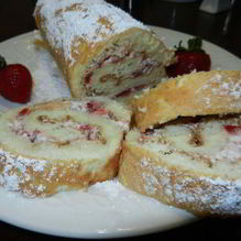 Рецепт Рулет с клубникой и сливками