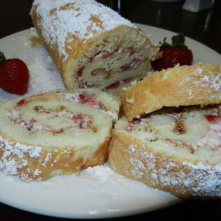 Рулет с клубникой и сливками