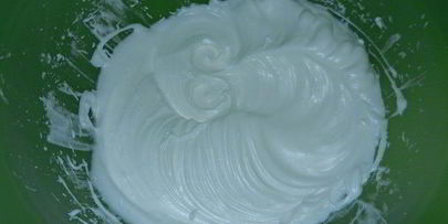 рулет с клубникой и сливками