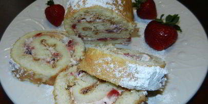 рулет с клубникой и сливками