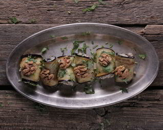 Рулетики из баклажанов с орехами
