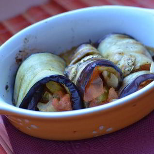 Рулетики из баклажанов с овощами