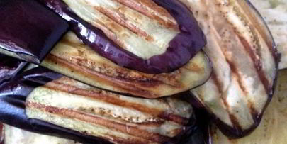 рулетики из баклажанов с овощами