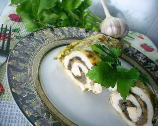 Рулетики из куриной грудки, запеченные под сметанно-чесночным соусом