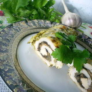 Рулетики из куриной грудки, запеченные под сметанно-чесночным соусом