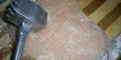 рулетики из куриной грудки, запеченные под сметанно-чесночным соусом