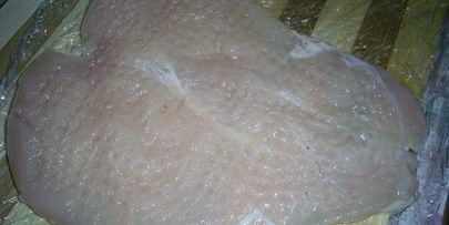 рулетики из куриной грудки, запеченные под сметанно-чесночным соусом