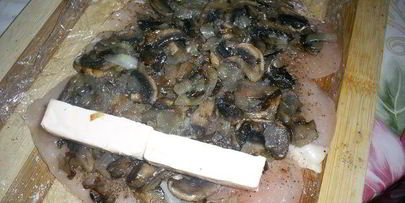 рулетики из куриной грудки, запеченные под сметанно-чесночным соусом