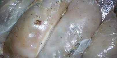 рулетики из куриной грудки, запеченные под сметанно-чесночным соусом