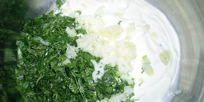 рулетики из куриной грудки, запеченные под сметанно-чесночным соусом