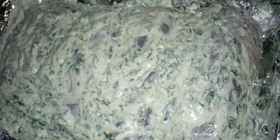 рулетики из куриной грудки, запеченные под сметанно-чесночным соусом