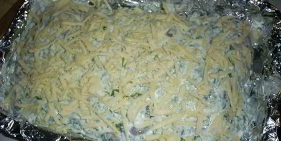 рулетики из куриной грудки, запеченные под сметанно-чесночным соусом