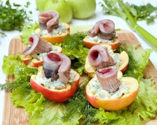 Рулетики из сельди в яблоках