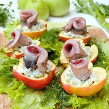 Рецепт Рулетики из сельди в яблоках