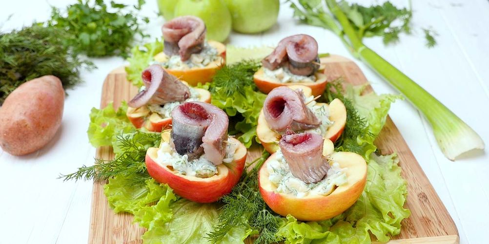 Рецепт рулетики из сельди в яблоках