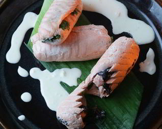 Рулетики из семги с огурцом и травами