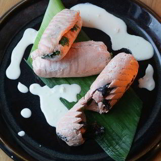 Рулетики из семги с огурцом и травами