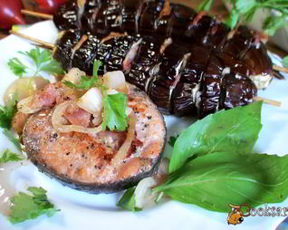 Рулетики из симы с беконом и гарнир из баклажанов с беконом