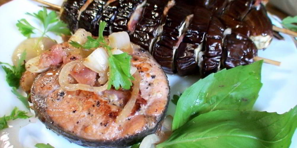 Рецепт рулетики из симы с беконом и гарнир из баклажанов с беконом