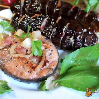 Рулетики из симы с беконом и гарнир из баклажанов с беконом