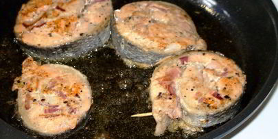 рулетики из симы с беконом и гарнир из баклажанов с беконом